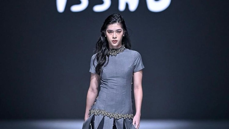 5 Potret Kayra Miendra Putri Tora Sudiro Jadi Model Melenggang di Runway JFW