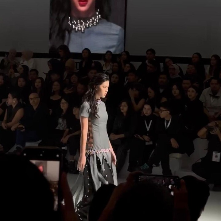 <p>Kayra Miendra, putri Tora Sudiro dan Mieke Amalia, semakin menunjukkan pesonanya di dunia modeling. Baru-baru ini, ia sukses mencuri perhatian saat melenggang di <em>runway</em> bergengsi Jakarta Fashion Week (JFW). (Foto: Instagram @kayra.miendra)</p>