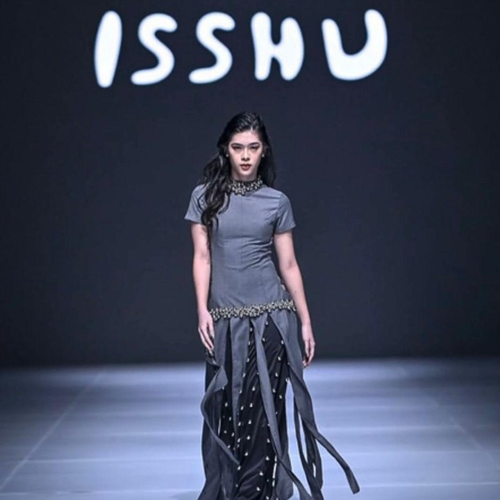 <p>Mengikuti jejak sang Bunda yang juga pernah berkarier sebagai model, Kayra terlihat semakin matang dan profesional di atas panggung. Tatapan matanya yang tajam dan langkahnya bikin para penonton terpukau melihat penampilannya, Bunda. (Foto: Instagram @kayra.miendra)</p>