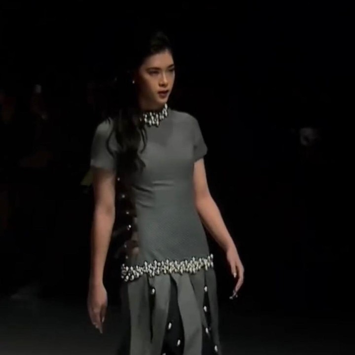<p>Di ajang JFW 2026, Kayra tampil mewakili <em>brand fashion</em> ISSHU. Kayra mengenakan busana abu-abu dengan rambut panjangnya yang dibiarkan terurai. Gayanya begitu elegan saat berjalan di <em>runway</em> atau panggung <em>catwalk</em>. (Foto: Instagram @kayra.miendra)</p>