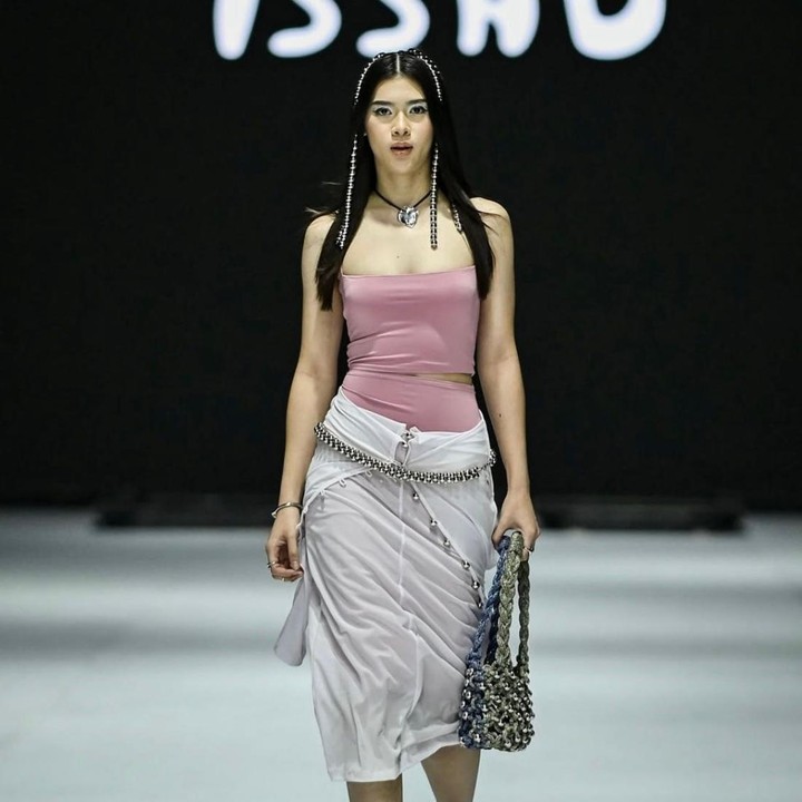 <p>Ternyata, ini bukan kali pertama Kayra tampil di ajang sebesar JFW, Bunda. Pada tahun 2024, ia juga sempat melenggang di <em>runway</em>&nbsp;dengan <em>brand</em>&nbsp;yang sama. Dalam potretnya, ia mengenakan busana bernuansa pink dan putih yang membuatnya terlihat begitu manis. (Foto: Instagram @kayra.miendra)</p>