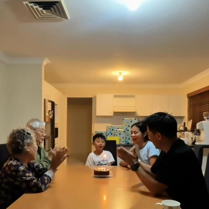<p>Nah, yang bikin momen ini semakin spesial, kakek dan nenek Korea Xavier juga turut memeriahkan ulang tahun cucunya di Australia. Mereka pun terlihat kompak bernyanyi bersama, Bunda. (Foto: Instagram @riniyulianti)</p>