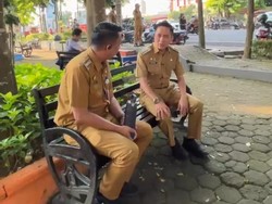 Wujudkan Komitmen, Ratu Dewa Naik Transportasi Umum