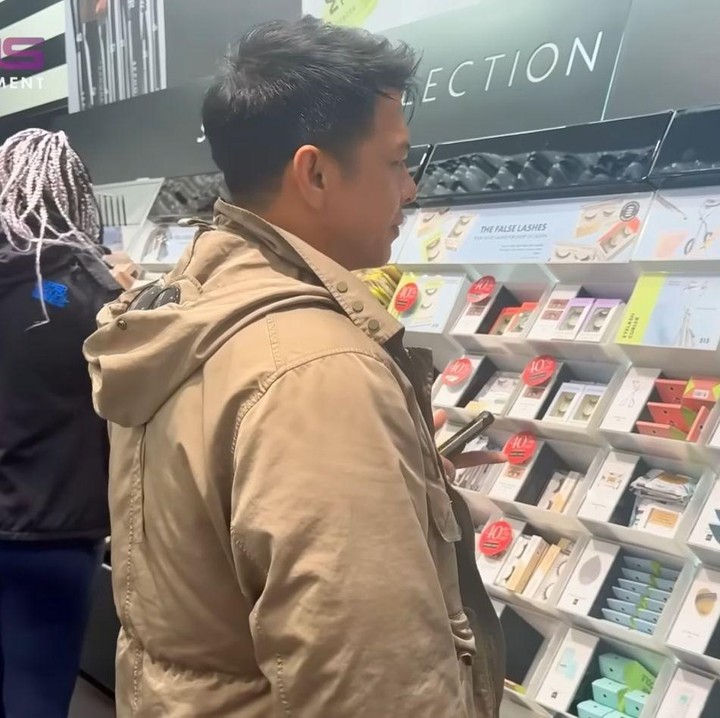 <p>Sambil menyusuri kota New York, Ariel mengatakan ingin mampir ke salah satu toko untuk membeli titipan sang putri.&nbsp; &ldquo;Gue mau nyari, Alleia nitip,&rdquo; ujar Ariel, dikutip dari kanal YouTube Rans Entertainment, Selasa (4/11/2025).&nbsp;(Foto: YouTube Rans Entertainment)</p>