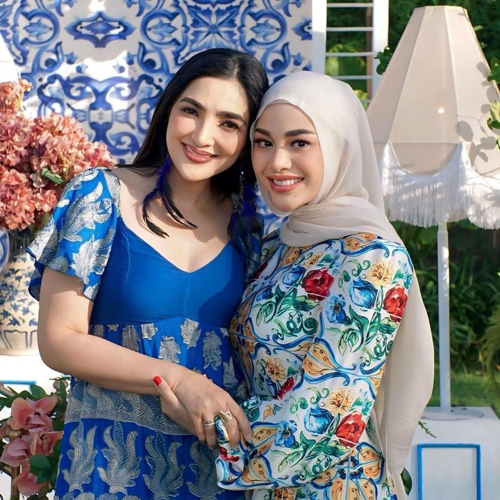 <p>Melalui unggahan tersebut, Aurel mengungkap perasaan bahagianya bisa memiliki ibu sambung seperti Ashanty. Sejak awal menjadi keluarga, Aurel yakin kalau Ashanty adalah sosok ibunda yang terbaik. "Dari pertama Lolly minta bunda secara langsung bareng sama pipi lolly yakin bunda yang terbaik! Hari demi hari, sampai tahun demi tahun kita bersama menjadi keluarga, Lolly yakin kalo ini pilihan yang terbaik buat kita semua," tulis Aurel di caption unggahan. (Foto: Instagram @ashanty_ash)</p>