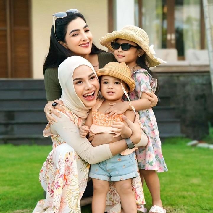 <p>Aurel tak lupa mengucapkan selamat ulang tahun untuk ibu sambung tercintanya. Istri Atta Halilintar ini berharap sang Bunda dapat bisa melalui semua cobaan dalam hidup dengan mudah. "H<em>appy birthday</em> bund, semoga di tahun ini semua badai bisa dilalui dengan mudah.. Lolly sayanggg banget sama bunda, @Ashanty," ungkap Aurel. (Foto: Instagram @ashanty_ash)</p>