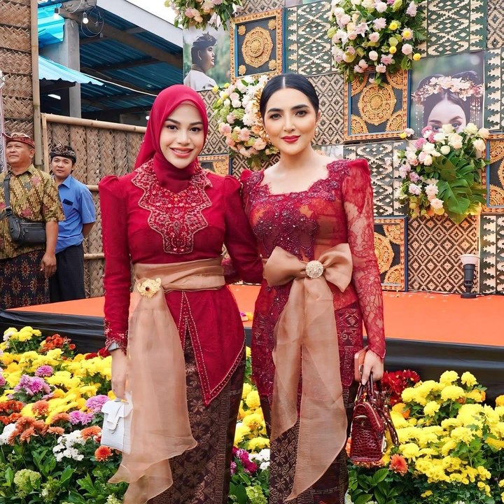 <p>Ashanty baru saja merayakan ulang tahun ke-42, Selasa (4/11/25). Di hari bahagia ini, Ashanty mendapat ucapan manis dari anak sambungnya Aurel Hermansyah, Bunda. Melalui unggahan di TikTok, Aurel mengunggah video saat sang ayah Anang Hermansyah melamar Ashanty untuk menjadi istrinya. (Foto: Instagram @ashanty_ash)</p>