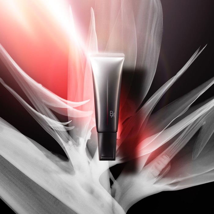 Bukan sekadar sunscreen, produk ini merupakan krim siang revolusioner yang dirancang untuk mengubah sinar matahari menjadi sumber kecantikan bagi kulitmu.