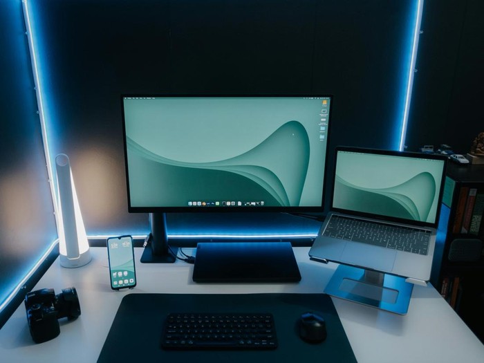 Saat kamu memutuskan untuk melakukan detoks digital, maka kamu juga perlu mengurangi penggunaan layar gadget lainnya, bukan hanya layar HP. Jangan beralih dari HP ke gadget lain, karena ini tetap akan menimbulkan ketergantungan terhadap layar.