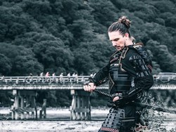 Berfoto dan Berperang Bak Samurai di Jepang
