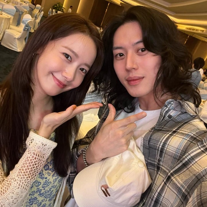 <p>Sementara itu, Lee Joo Ahn yang berperan sebagai Gong Gil juga terlihat mengabadikan foto bersama para pemain, termasuk Yoona. Tak sedikit penggemar yang salah fokus dengan foto mereka, lho. &ldquo;Foto bareng Yoona manis banget,&rdquo; tulis akun <em>@nurila_zhan****.</em> &ldquo;awwww akhirnya liat fotbar sama Yoona,&rdquo; tulis akun <em>@ritaagust****.&nbsp;</em>(Foto: Instagram @in_2_weeks)</p>
