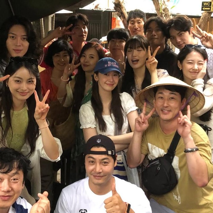 <p>Drama Korea <em>Bon Appetit, Your Majesty</em> meraih kesuksesan lewat rating pemirsa 17 persen dan menduduki posisi nomor satu di antara miniseri 2025. Berkat kesuksesannya itu, para aktris dan aktor merayakannya dengan liburan bareng ke Vietnam pada akhir Oktober lalu. (Foto: Instagram @in_2_weeks)</p>