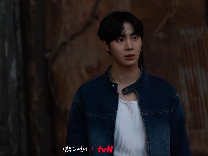 Choo Young Woo merupakan salah satu aktor muda yang berani mengambil beragam peran berbeda, terutama tahun 2025 ini. Sementara dalam proyek Romance Expert, Choo Young Woo diincar sebagai Park Min Jae, perenang yang kehilangan kaki kiri karena penyakit osteosarcoma.