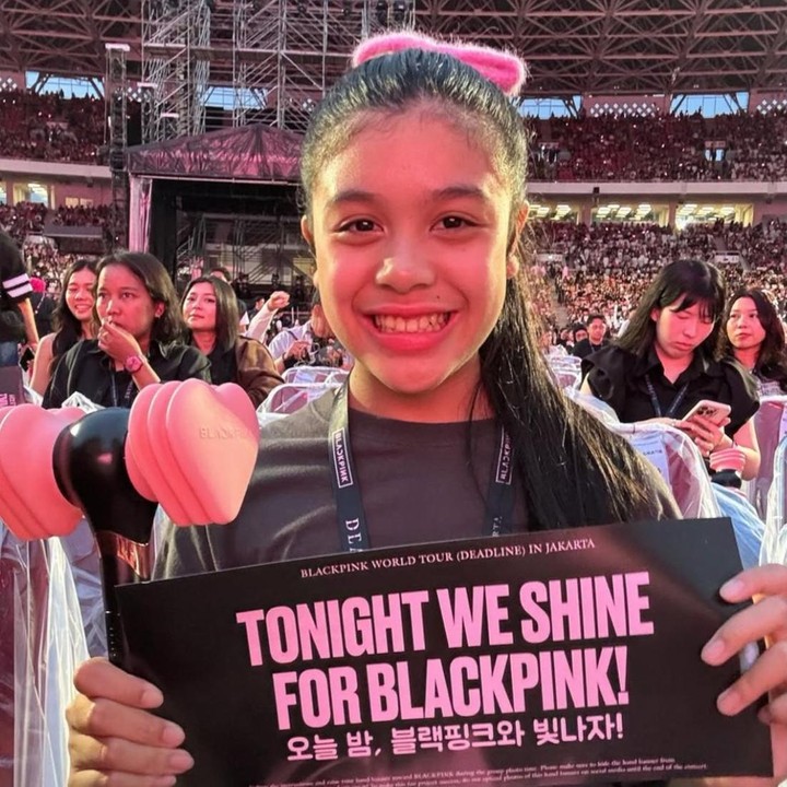 <p>Jizzy Pearl Bastian, putri semata wayang Vino G Bastian dan Marsha Timothy, baru-baru ini terlihat menonton konser BLACKPINK di Jakarta. Jizzy ditemani oleh Ayah dan Bundanya dengan mengenakan&nbsp;<em>outfit</em> serba hitam dan sentuhan berwarna <em>pink</em> yang membuatnya tampak begitu kece. Kehadiran Vino pun mendapat pujian karena mau menemani putrinya konser. &ldquo;<em>DEADLINE Day 2. BlackPink in your area</em>!!!!!!!&rdquo; tulis Marsha lewat Instagramnya. (Foto: Instagram @marshatimothy)</p>