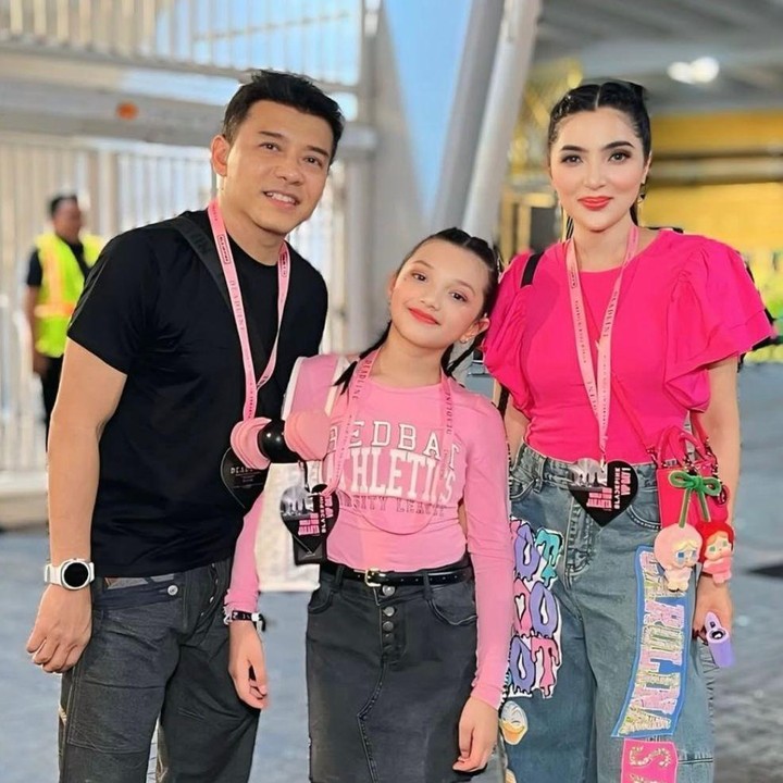 <p>Anang Hermansyah juga ikut menemani putrinya, Arsy Hermansyah untuk menonton konser BLACKPINK. Tak hanya berdua saja, Ashanty pun juga ikut menemani. Dalam potretnya, Arsy tampil cantik mengenakan kaus berwarna <em>pink</em> dan rok jeansnya yang bikin gemas. (Foto: Instagram @ashanty_ash)</p>