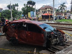 Laka Maut KA Bangunkarta Vs Mobil-Motor di Sleman, 3 Orang Tewas