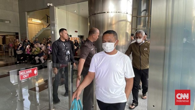 Gubernur Riau Abdul Wahid tiba di Gedung Merah Putih KPK setelah terjaring Operasi Tangkap Tangan (OTT) dugaan suap terkait proyek di Dinas PUPR.