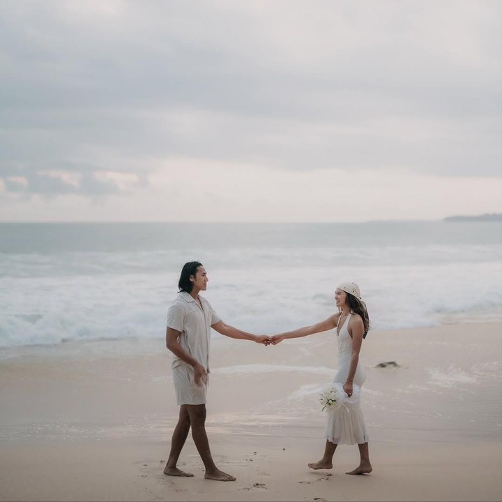 <p>Unggahan lamaran Sean ke Hana ini banyak mendaatkan ucapan selamat dari rekan artis. Mereka turut berbahagia dan mendoakan keduanya, Bunda. "AAAAAK FINALLY!!!! <em>Congratulations</em> kakaak kakaaak," tulis Syifa Hadju. "<em>Congratulations guyss</em>!! Akhirnyaa," ujar Aaliyah Massaid. "AAAAAAAA SENANGNYAAAAA!!! <em>Congrats youuu both</em>!!!!" ungkap aktris Prilly Latuconsina. "<em>Congratulations you two</em>!!!" kata penyanyi Vidi Aldiano. (Foto: Instagram @gelaelized)</p>