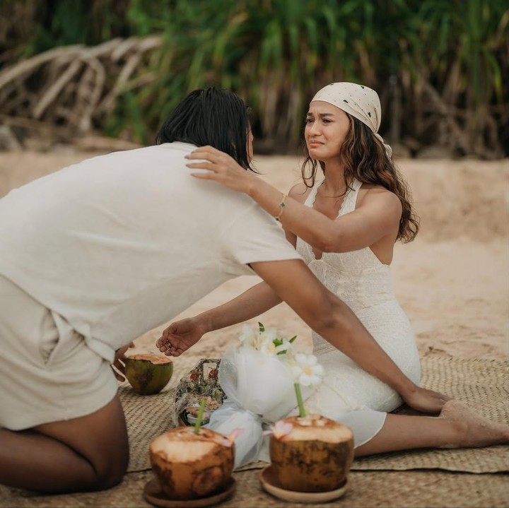 <p>Saat Sean melamarnya untuk melangkah ke jenjang serius, Hana sempat kaget. Perempuan 34 tahun ini juga terlihat meneteskan air mata bahagia. Hana sepertinya sama sekali tak menyangka bahwa sang kekasih akan melamarnya, Bunda. (Foto: Instagram @gelaelized)</p>