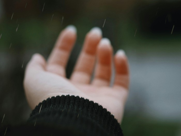 Pluviophile punya empati tinggi. Mereka sensitif terhadap emosi orang-orang sekitarnya.