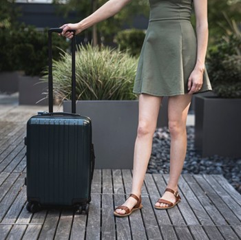 4 Alasan Jangan Pakai Sandal saat Naik Pesawat, Kamu Sudah Tahu?