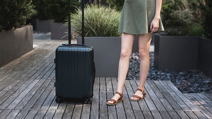 4 Alasan Jangan Pakai Sandal saat Naik Pesawat, Kamu Sudah Tahu?