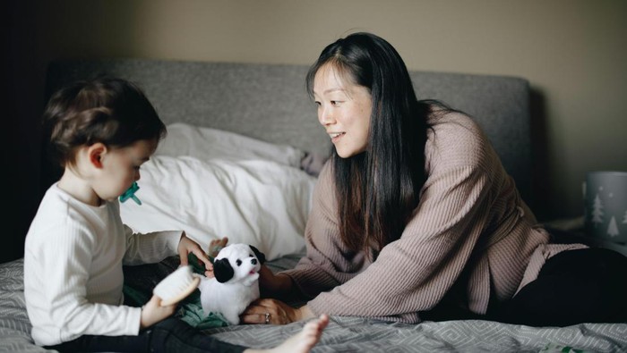 Letakkan mainan favorit di dekat anak. Menggunakan mainan atau boneka yang membuat anak merasa nyaman.