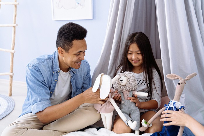 Bermain bersama anak akan membangun koneksi. Aktivitas bersama membuat anak merasa aman, diperhatikan, dan didukung.