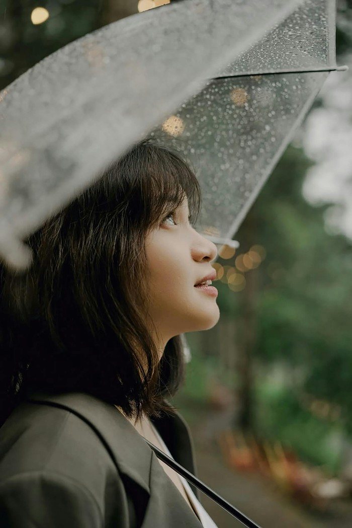 Pluviophile kebanyakan introvert. Mereka menikmati momen sendiri saat hujan.