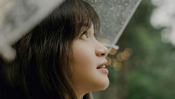 Pluviophile kebanyakan introvert. Mereka menikmati momen sendiri saat hujan.
