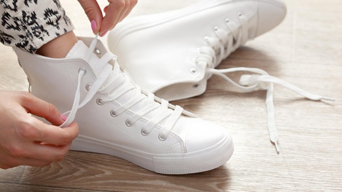8 Cara Mencuci Sepatu Agar Bersih Maksimal, Tetap Awet, dan Tidak Berbau