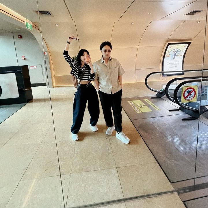 <p>Belum lama ini, Isyana membagikan momen saat <em>quality time</em> dengan Rayhan. Pelantun lagu <em>Tetap Dalam Jiwa</em> ini mem-<em>posting</em> foto bersama suaminya saat liburan ke Singapura. Perlu diketahui, Isyana termasuk salah satu figur publik<em> y</em>ang jarang mengunggah foto bersama suami. (Foto: Instagram @isyanasarasvati)</p>