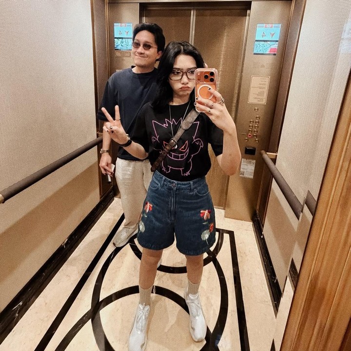 <p>Di foto lainnya, Isyana mengunggah potretnya bersama suami saat berpose di dalam lift. Isyana dan Rayhan terlihat kompak mengenakan kaus hitam. Unggahan Isyana ini menuai beragam komentar positif dari netizen. "Cie jalan jalan," tulis akun @an***. "Ihh seru polll," ungkap @iz***. (Foto: Instagram @isyanasarasvati)</p>
