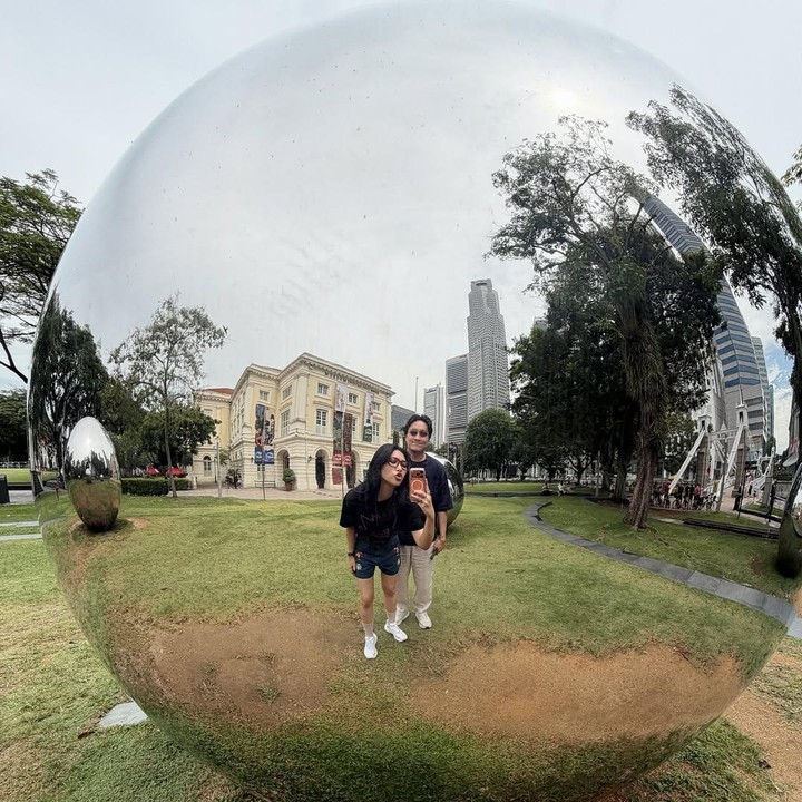 <p>Melalui unggahan terbarunya, Isyana mengungkap liburan singkatnya yang penuh makna bersama Rayhan. Perempuan 32 tahun ini tampaknya begitu bahagia bisa menghabiskan waktu dengan suami. "<em>Short but pure gold, as always</em> (Seperti biasa,&nbsp;singkat tapi sangat berharga)," tulisnya dalam <em>caption</em> unggahan. (Foto: Instagram @isyanasarasvati)</p>