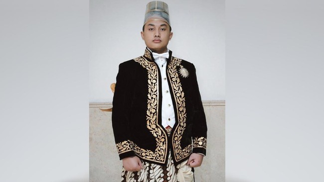 Putra Mahkota Keraton Surakarta, KGPAA Hamangkunagoro atau KGPH Purbaya mendeklarasikan ikrar naik tahta menjadi Pakubuwono XIV.