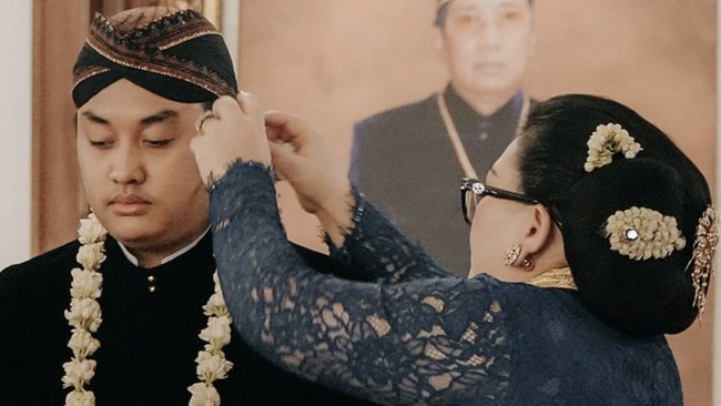 Gusti Purbaya resmi naik tahta sebagai Pakubuwono XIV setelah wafatnya Pakubuwono XIII. Ia dikenal cerdas dan aktif dalam pendidikan serta budaya Jawa.