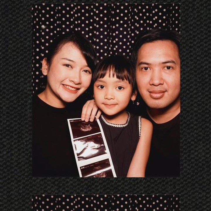 <p>Kinal mengaku bahagia karena sebentar lagi akan dikaruniai anak kedua. Perlu diketahui, Kinal hamil anak kedua setelah lima tahun melahirkan putrinya pertamya, Kaluna. "Setelah 5 tahun akhirnya kaluna akan jadi kakak. Seru sekali setelah sekian lama ternyata kembali ke masa masa hamil ini, dengan penuh bekal karna sudah pernah sebelumnya jadi lebih menjaga kali ini," tulis Kinal dalam <em>caption</em> unggahan videonya. (Foto: Instagram @kinalputridevi)</p>