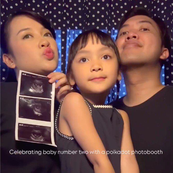 <p>Kinal mengunggah video <em>photobooth</em> bersama suaminya Geraldi M. Murod dan anak pertamanya Kaluna Alika Murod. Dalam video ini, ketiganya kompak mengenakan baju berwarna hitam dan berpose bahagia. Kinal sendiri terlihat berpose sambil memegang foto hasil USG kehamilan keduanya. (Foto: Instagram @kinalputridevi)</p>