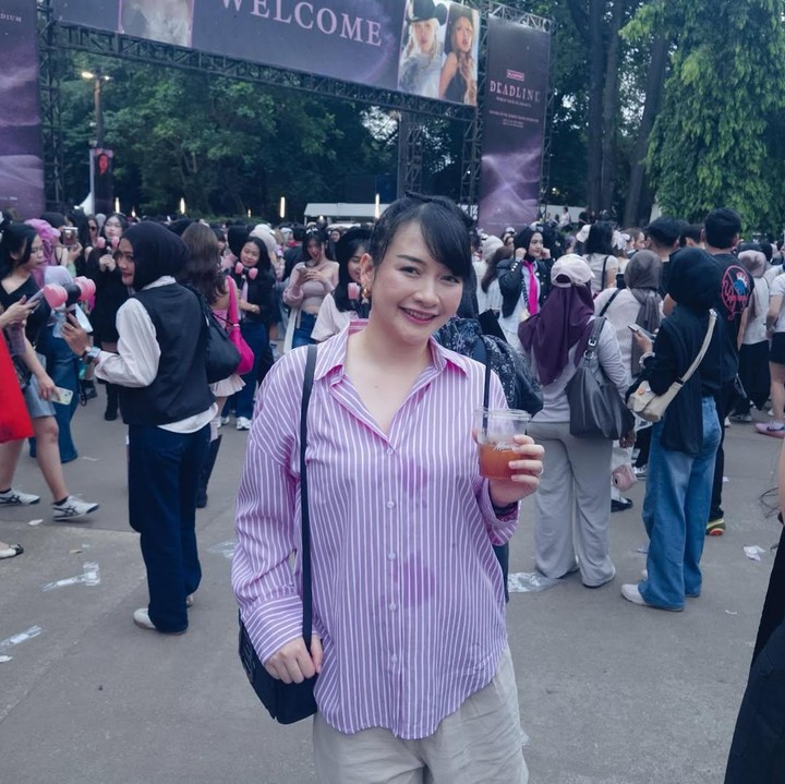 <p>Setelah mengumumkan kehamilannya, Kinal tetap menjalani runititas seperti biasanya. Pada akhir pekan kemarin, Kinal yang tengah hamil bahkan sempat menonton konser BLACKPINK di Jakarta. Kehamilan tampaknya tak menjadi penghalang bagi perempuan 29 tahun ini untuk aktif bergerak. (Foto: Instagram @kinalputridevi)</p>