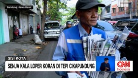VIDEO: Kisah Loper Koran, Menjaja Kata di Antara Debu Kota
