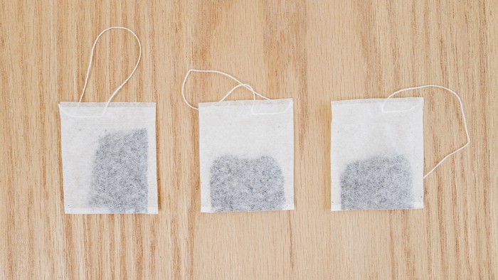 Teh hijau mengandung kafein dan antioksidan yang terbukti dapat melancarkan peredaran darah dan mengurangi pembengkakan.