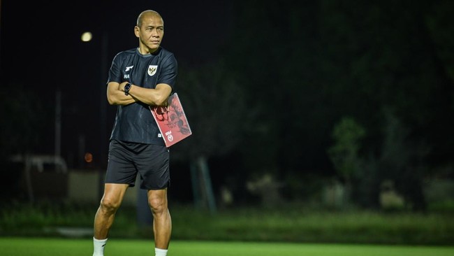 Pelatih Timnas Indonesia U-17 Nova Arianto menyaksikan laga Brasil vs Honduras di Piala Dunia U-17 2025. Indonesia siap hadapi Zambia, Brasil, dan Honduras.