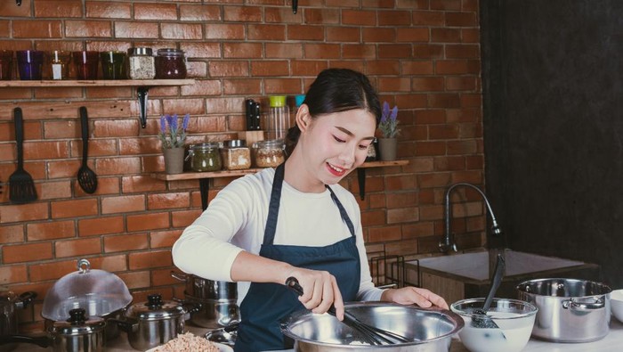 Kepribadian paling khas dari anak sulung perempuan adalah kecenderungannya yang mandiri. Mereka terbiasa mengurus apa pun sendiri/ Foto: Freepik/jcomp