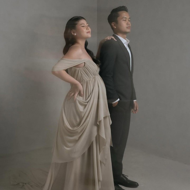 <p>Dalam <em>maternity shoot</em> ini, Mitzi tampil anggun mengenakan gaun berwarna dusty cream yang lembut dan hangat. Sementara itu, sang suami Ginting tampak memakai setelan jas hitam yang menutupi kemeja putih. (Foto: Instagram @mitziabigail)</p>