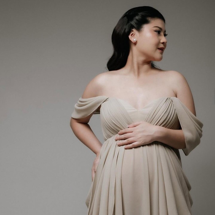 <p>Baru-baru ini, Mitzi membagikan momen spesial saat mengabadikan momen kehamilannya dalam <em>maternity shoot</em>. Perempuan 29 tahun ini tampil anggun memamerkan <em>baby bump</em> kehamilannya yang sudah terlihat besar. "Merangkul musim penuh cinta dan pertumbuhan yang indah ini dengan hati yang penuh rahmat dan rasa syukur," tulisnya dalam unggahan di Instagram. (Foto: Instagram @mitziabigail)</p>