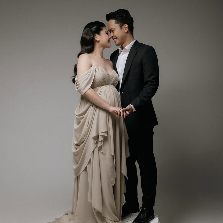 <p>Mitzi dan Ginting memamerkan kemesraan di <em>maternity shoot</em> kehamilan pertama ini, Bunda. Pasangan ini tampaknya sudah tak sabar menanti kelahiran sang anak yang diketahui berjenis kelamin laki-laki. (Foto: Instagram @mitziabigail)</p>