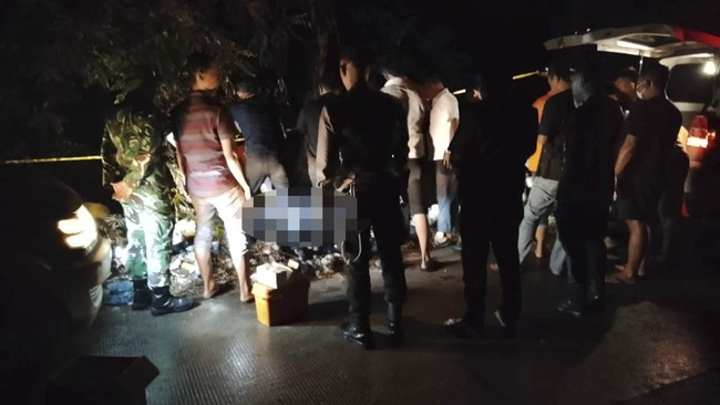 Mayat perempuan hangus terbakar ditemukan di hutan Lamongan. Polisi selidiki dugaan keterkaitan dengan kasus pencurian disertai kekerasan.