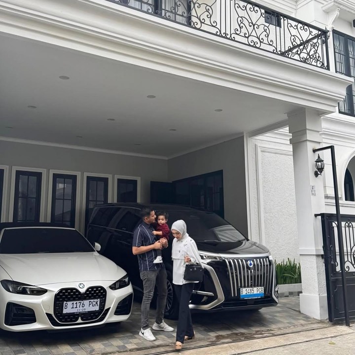 <p>Satu tahun berperan sebagai <em>single mom,</em> Melody akhirnya kembali membuka hati dan menikah dengan seorang pengusaha bernama Ilham Akbar Prawira. Keduanya menikah pada 2024 dan kini telah dikaruniai satu anak laki-laki.&nbsp;(Foto: Instagram @ilhamprawira91)</p>