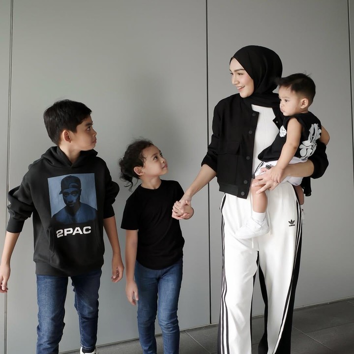 <p>Aktris 30 tahun itu sebelumnya pernah menikah dengan Tommy Bagus Setiadi pada 2016 dan memutuskan untuk cerai setelah tujuh tahun berumah tangga. Dari pernikahan ini, Melody dikaruniai dua anak laki-laki bernama Achmad Ibrahim Al-Khalifi dan Muhammad Raffasya Arshaka Setiyadi.&nbsp;(Foto: Instagram @melodyprima)</p>