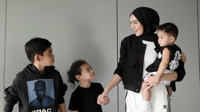 5 Potret Kehidupan Melody Prima Setelah Menikah Lagi, Punya 3 Anak Dan Semakin Bahagia